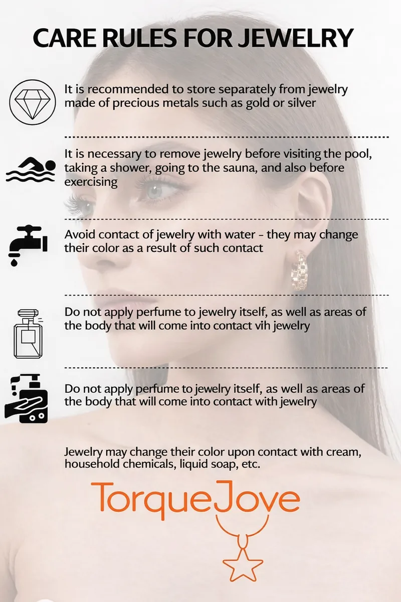 Necklace with clover pendant
